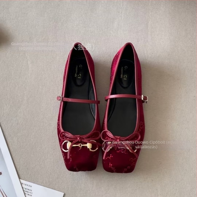 Vászon felsőrészű balerina cipők, kerek orrú, elöl zsinórral (fűző), gumitalp, alacsony sarok 1–3 cm