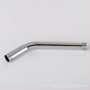 Rozsdamentes acélból készült ívelt zuhanykar falba rejtett szerelvénnyel, elektroplakált felülettel, modern minimalista stílus