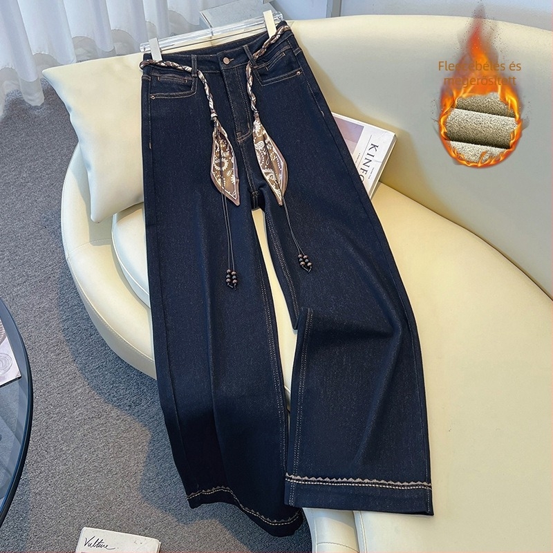 Széles lábú farmernadrág magas derékkal, selyemsál övvel, padlót érő hosszúság, tél 2025