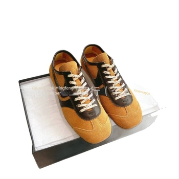 Női velúr edzőcipő: felsőrész – első osztályú marhabőrből + műbőr + textile; kerek orr; fűzős zárás; gumitalp; gyapjú talpbetét