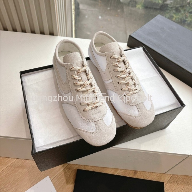 Női velúr edzőcipő: felsőrész – első osztályú marhabőrből + műbőr + textile; kerek orr; fűzős zárás; gumitalp; gyapjú talpbetét