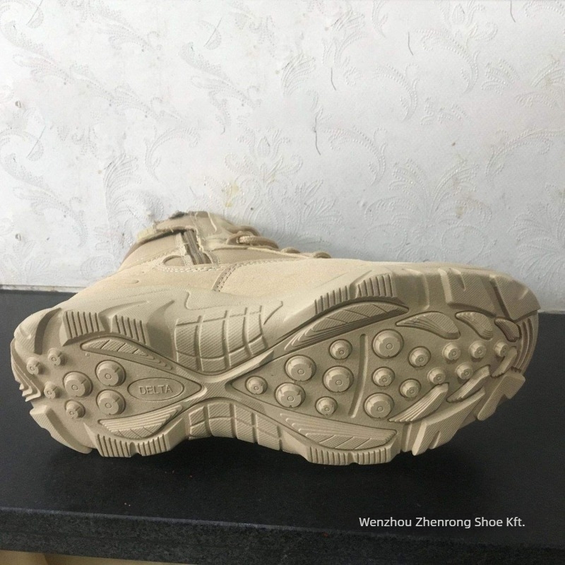 Férfiaknak készült magas felső részű taktikai bakancsok, felső rész tehenes velúr bőrből, gumírozott talp, nyúl szőrös bélés, két réteg sertésbőrből készült talpbetét, kézzel készített Martin bakancs