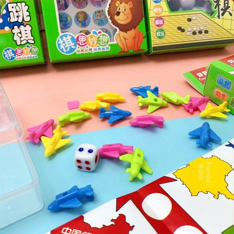 Gyerekeknek készült többjátékos asztali készlet: Gomoku, Állatos sakk, Dáma, Ludo; műanyag kivitel, 4–14 éveseknek; oktató, interaktív és családi játékokra alkalmas.