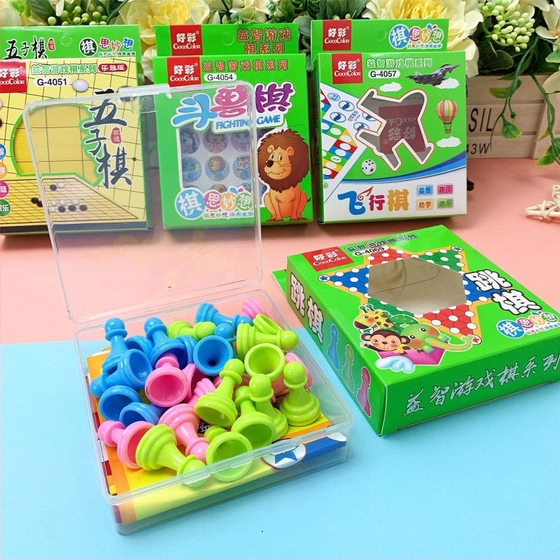 Gyerekeknek készült többjátékos asztali készlet: Gomoku, Állatos sakk, Dáma, Ludo; műanyag kivitel, 4–14 éveseknek; oktató, interaktív és családi játékokra alkalmas.