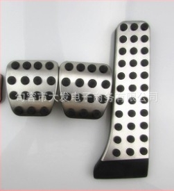 Mercedes-Benzhez készült rozsdamentes acél pedálzóna módosító készlet — kompatibilis a C-/E-osztállyal, GLK, GLC, S, SL, CLS modellekkel; automata váltó.