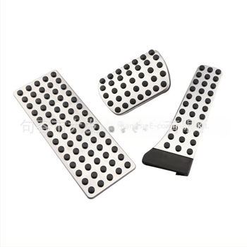 Mercedes-Benzhez készült rozsdamentes acél pedálzóna módosító készlet — kompatibilis a C-/E-osztállyal, GLK, GLC, S, SL, CLS modellekkel; automata váltó.