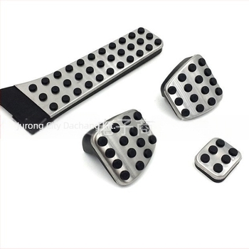 Mercedes-Benzhez készült rozsdamentes acél pedálzóna módosító készlet — kompatibilis a C-/E-osztállyal, GLK, GLC, S, SL, CLS modellekkel; automata váltó.