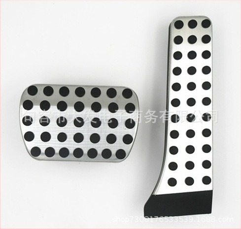 Mercedes-Benzhez készült rozsdamentes acél pedálzóna módosító készlet — kompatibilis a C-/E-osztállyal, GLK, GLC, S, SL, CLS modellekkel; automata váltó.