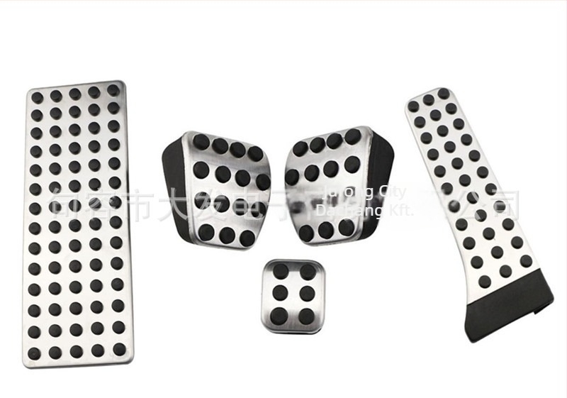 Mercedes-Benzhez készült rozsdamentes acél pedálzóna módosító készlet — kompatibilis a C-/E-osztállyal, GLK, GLC, S, SL, CLS modellekkel; automata váltó.