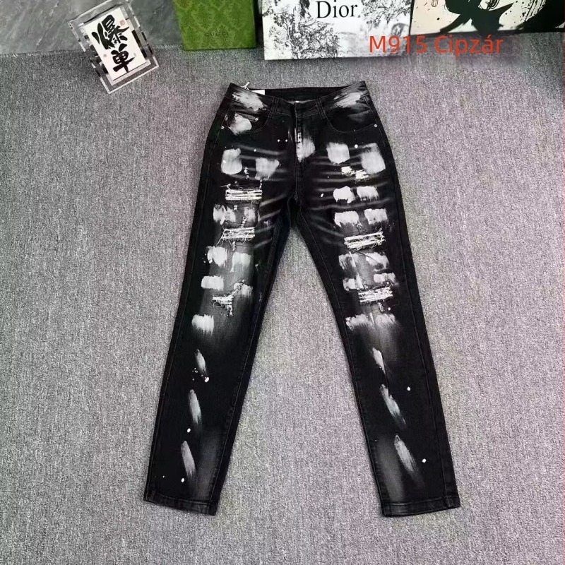 Patchworkos farmernadrág, karcsúsított fazon, középmagas derekú, cipzáras záródás, enyhe elasztikusság