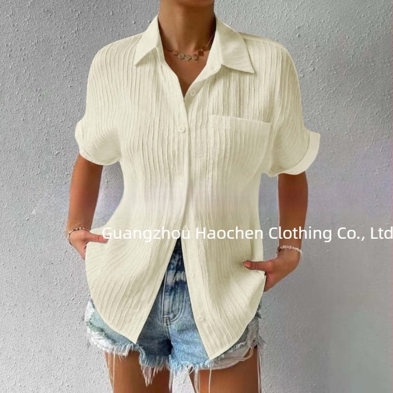 Kardigán-stílusú ing patch zsebbel, raglán rövid ujjú, pamut-keverék anyag, egyszínű, tavasz 2025.