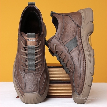 Férfi bőrből készült szőrrel bélelt csizma gumírozott talppal, elasztikus záródás, középmagas szár, alacsony sáncú sarok (1–3 cm)