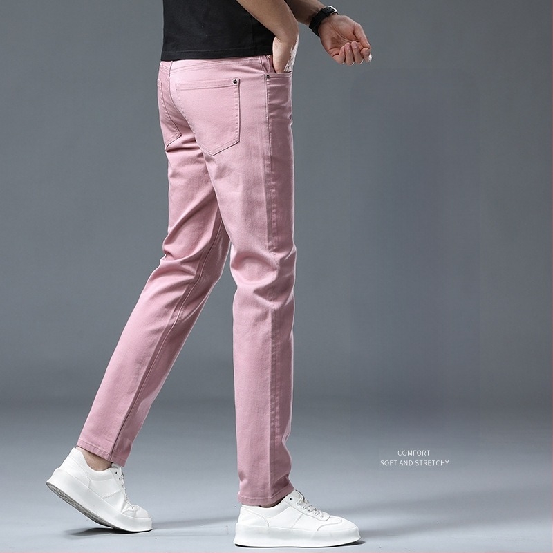 Férfiaknak szóló egyenes szabású farmernadrág, 98% pamut, mikroelasztikus, cipzáras zárás, öt zseb