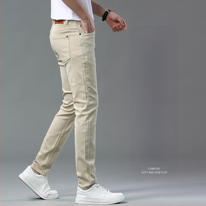 Férfiaknak szóló egyenes szabású farmernadrág, 98% pamut, mikroelasztikus, cipzáras zárás, öt zseb