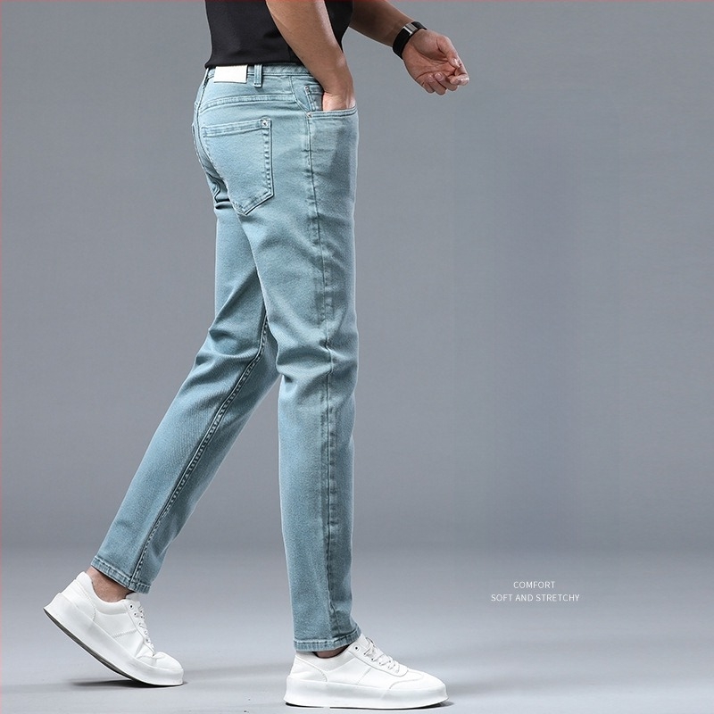 Férfiaknak szóló egyenes szabású farmernadrág, 98% pamut, mikroelasztikus, cipzáras zárás, öt zseb