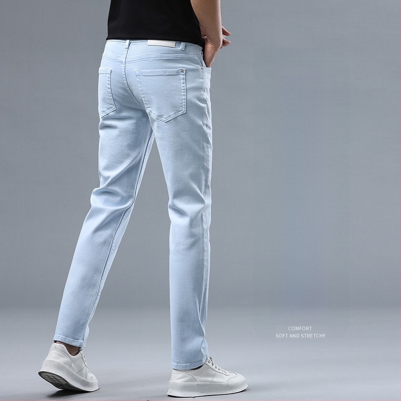 Férfiaknak szóló egyenes szabású farmernadrág, 98% pamut, mikroelasztikus, cipzáras zárás, öt zseb