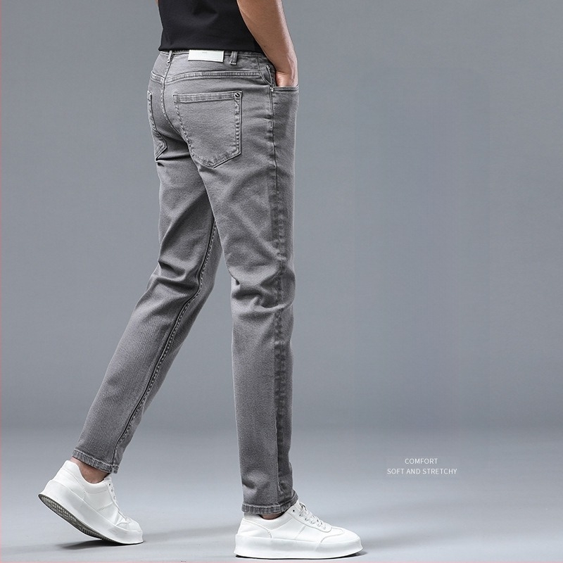 Férfiaknak szóló egyenes szabású farmernadrág, 98% pamut, mikroelasztikus, cipzáras zárás, öt zseb