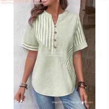 Poliészter blúz V-nyakkal és nyitott plackettel elöl, aszimmetrikus csíkos patchwork 3D hatással, rövid ujjú.