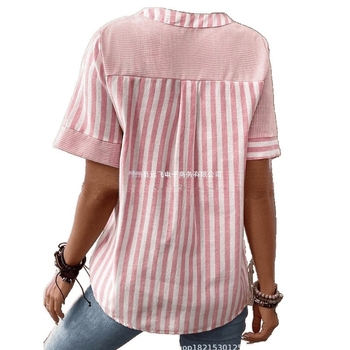 Poliészter blúz V-nyakkal és nyitott plackettel elöl, aszimmetrikus csíkos patchwork 3D hatással, rövid ujjú.