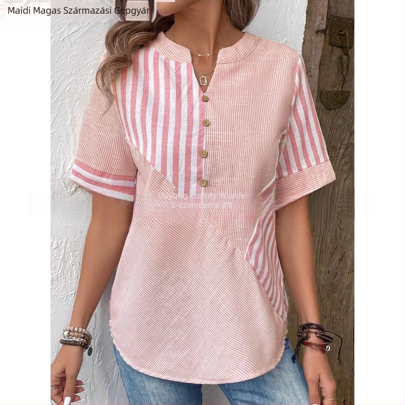 Poliészter blúz V-nyakkal és nyitott plackettel elöl, aszimmetrikus csíkos patchwork 3D hatással, rövid ujjú.