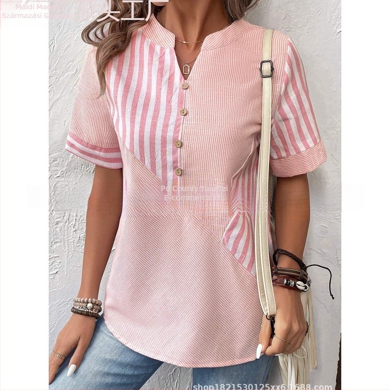 Poliészter blúz V-nyakkal és nyitott plackettel elöl, aszimmetrikus csíkos patchwork 3D hatással, rövid ujjú.