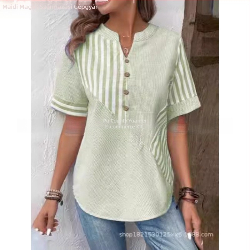 Poliészter blúz V-nyakkal és nyitott plackettel elöl, aszimmetrikus csíkos patchwork 3D hatással, rövid ujjú.