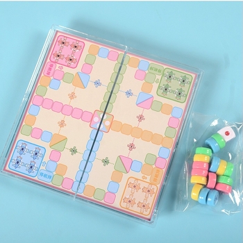 Mini mágneses kristály zseb sakk készlet összecsukható dizájnnal; műanyagból; dobozos csomagolás; 7–14 és 15–35 éveseknek; több játék egyben