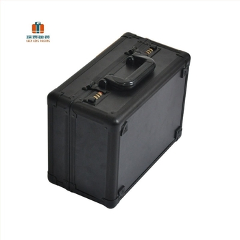 Kártyatároló bőrönd alumínium ötvözet kerettel, EVA hab belső, 50 kg teherbírás, hordozható kivitel