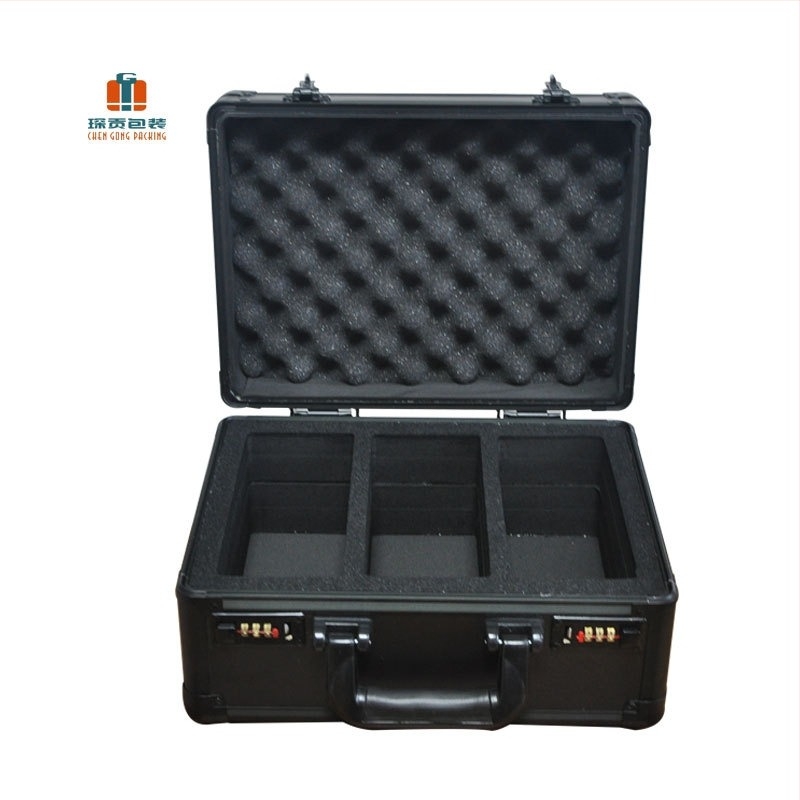 Kártyatároló bőrönd alumínium ötvözet kerettel, EVA hab belső, 50 kg teherbírás, hordozható kivitel