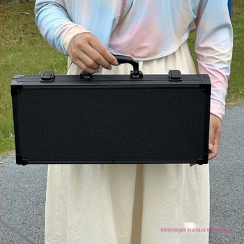 Zárható alumínium ötvözetből készült szállító tok billentyűzetek, drónok és egerek tárolására; hordozható, ütésálló, 8 kg teherbírás.