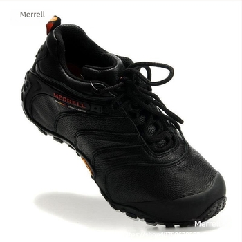 Túra cipő – alacsony felső rész, EVA felső rész, hálós belső, EVA középtalp habosított, gumírozott külső talp, csat zárás