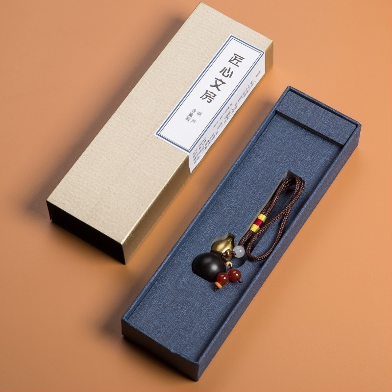 Fa kulcstartó kínai stílusú hátizsák medállal, hangszer motívummal, Ming-ihletésű