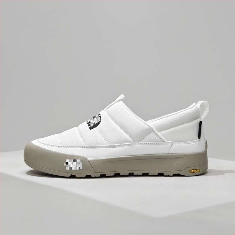 Uniszex futócipő meleg bélésével, kényelmes és kopásálló; felsőrész TPU + műbőr + textil; talp gumi; fűzővel záródó.