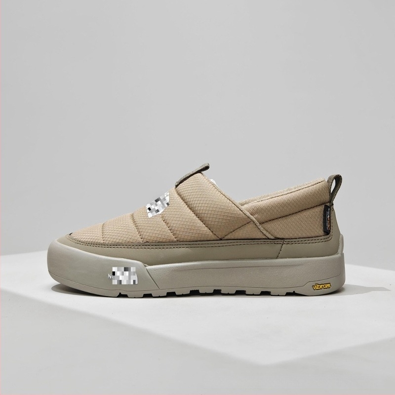 Uniszex futócipő meleg bélésével, kényelmes és kopásálló; felsőrész TPU + műbőr + textil; talp gumi; fűzővel záródó.