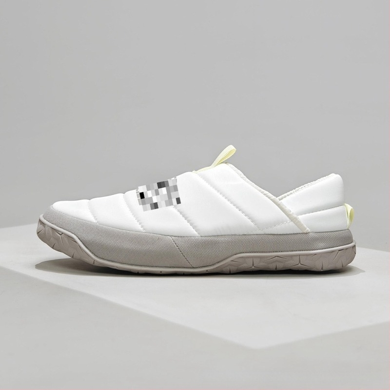 Uniszex futócipő meleg bélésével, kényelmes és kopásálló; felsőrész TPU + műbőr + textil; talp gumi; fűzővel záródó.