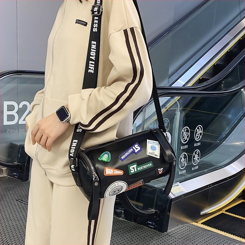 Bucket bag — PU anyag, henger alakú dizájn, zipzárral nyitható, poliészter bélés