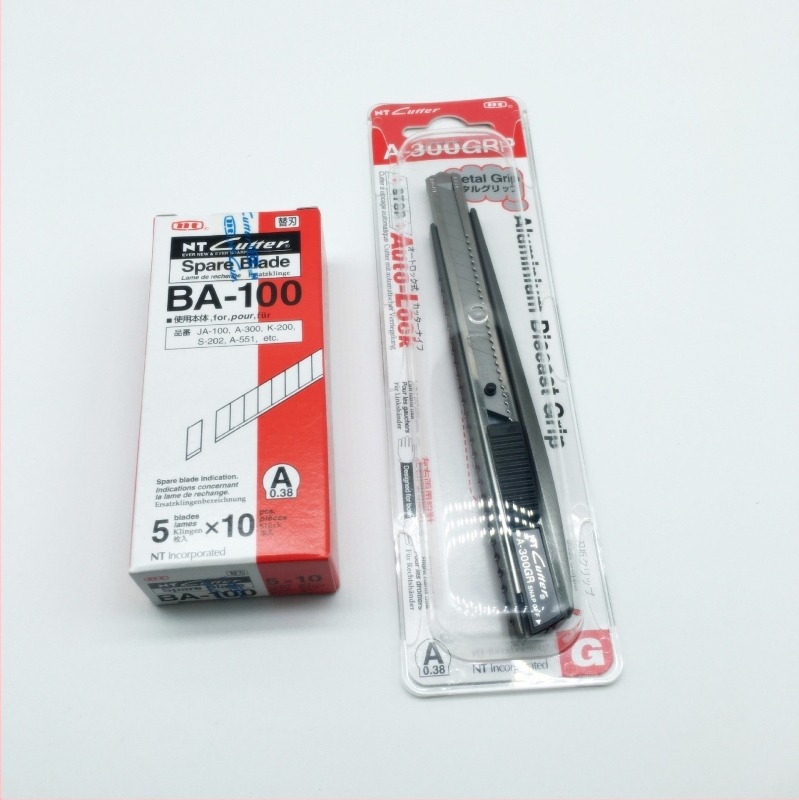 Minden fém fogantyúval rendelkező vágó kés, modell A-300GRP, filmek vágásához; penge 0.38×9×72 mm; teljes hossz 145 mm; nettó tömeg 62 g