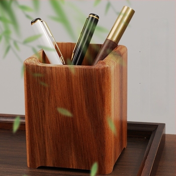 Fából készült tolltartó és asztali rendező, modell K80022, négyzetes formájú, anyag: fa