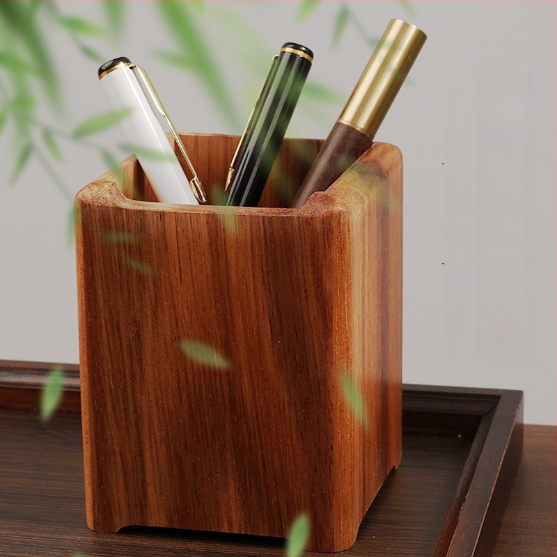 Fából készült tolltartó és asztali rendező, modell K80022, négyzetes formájú, anyag: fa