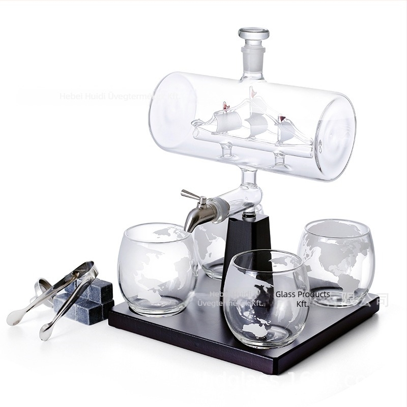 Magas boroszilikát üvegből készült decantáló készlet, modern minimalista stílusban; tartalmaz üveget, négy poharat és fa állványt (Magas boroszilikát üveg; Modern minimalist stílus; 4 részes készlet; Tartalmaz üveget, poharakat és fa állványt)