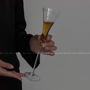 Virágos szárú boros pohár, modern minimalista dizájn, üveg anyaga, kapacitás 1-100 ml, testreszabható