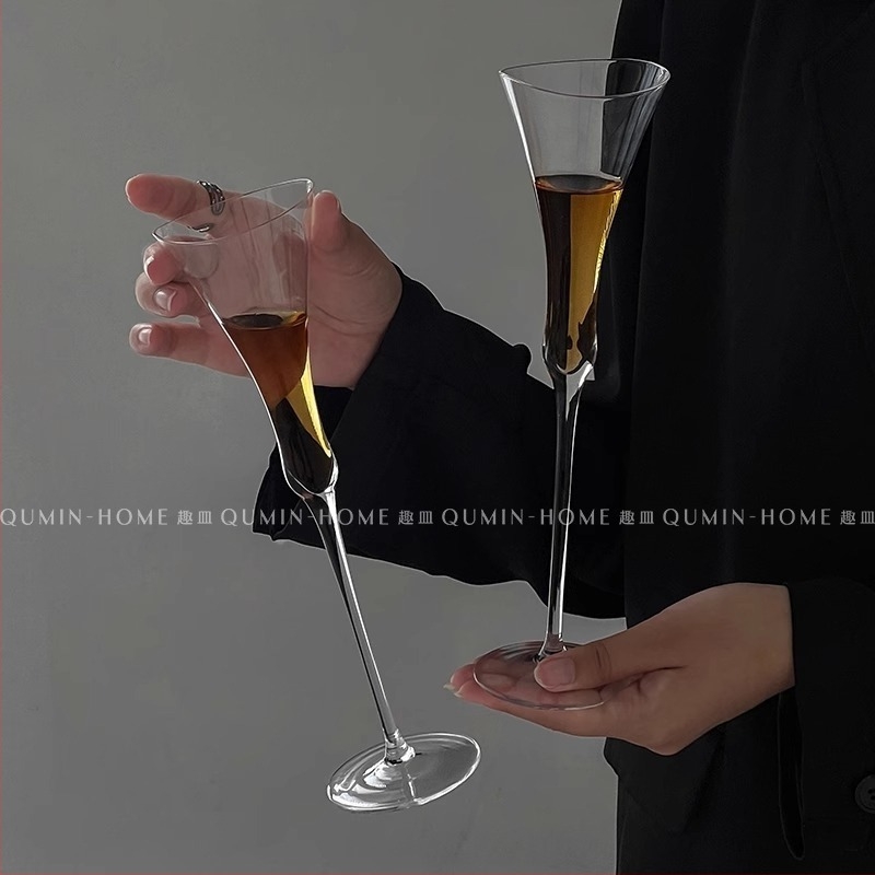 Virágos szárú boros pohár, modern minimalista dizájn, üveg anyaga, kapacitás 1-100 ml, testreszabható