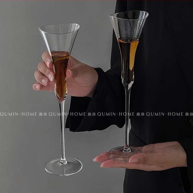 Virágos szárú boros pohár, modern minimalista dizájn, üveg anyaga, kapacitás 1-100 ml, testreszabható