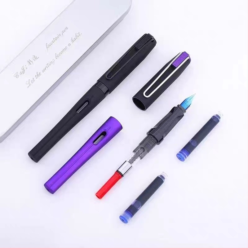 204-es modellű toll irídium tollheggyel, fogás korrigálása, kettős tintaellátó rendszerrel, műanyag test, ajándékdoboza