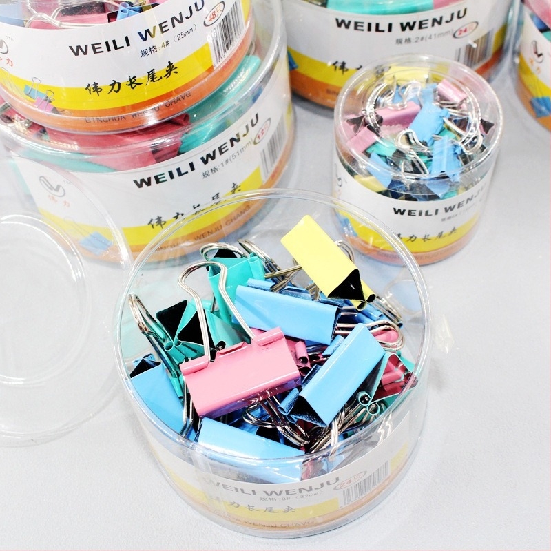 Weili fém hosszú farkú klipek – irodai kellékek, modellek 1–6, átlátszó kerek dobozban csomagolva