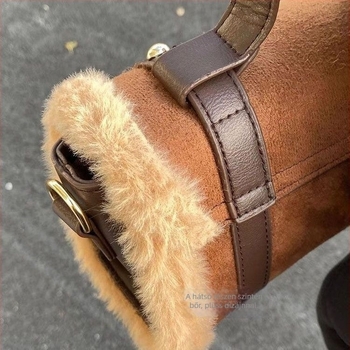 Crossbody táska, kis négyzet alakú, poliészter, nyúl szőrme bélés, fedőlappal záródó, tavasz 2025 megjelenés (Anyag: poliészter; Bélés: nyúl szőrméje; Zárás: fedőlappal; Silueta: kis négyzet; Megjelenés: tavasz 2025)