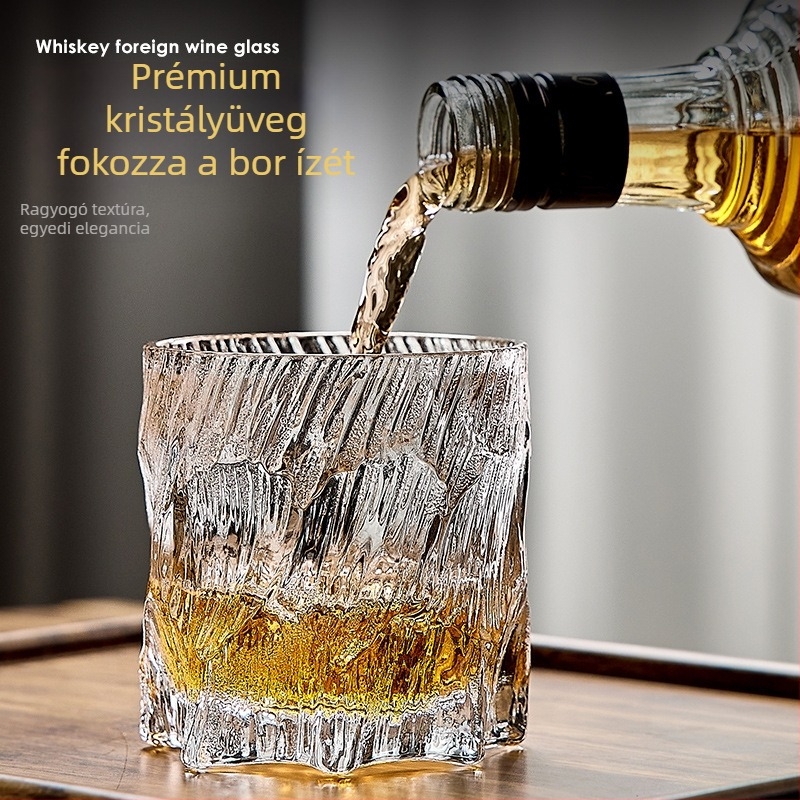 Két kristályos whiskey pohár gleccser textúrával, európai stílus