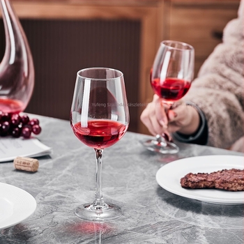Vörösbor pohár, üvegből, kapacitás 301–400 ml, modern minimalist stílus, nyomtatott logóval, karton dobozos csomagolás