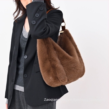 Plüss tote táska utcai stílusban, vízszintes négyzet alakú forma, cipzáras zárás