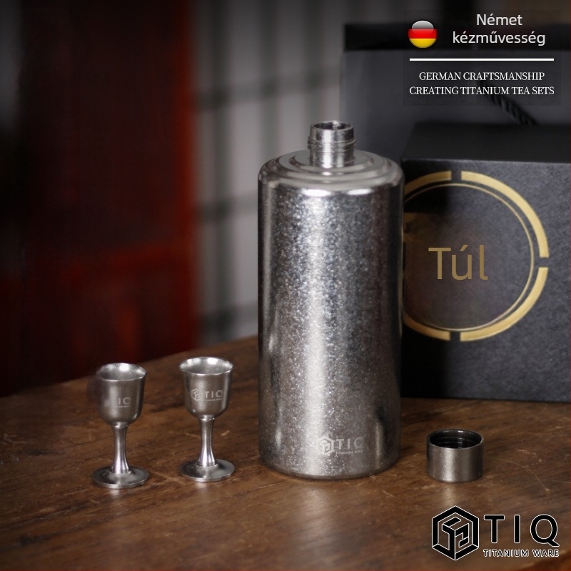 Titánból készült borosüveg – nagy kapacitású, egyenes hengeres forma, zárt, hordozható kültéren és otthoni használatra